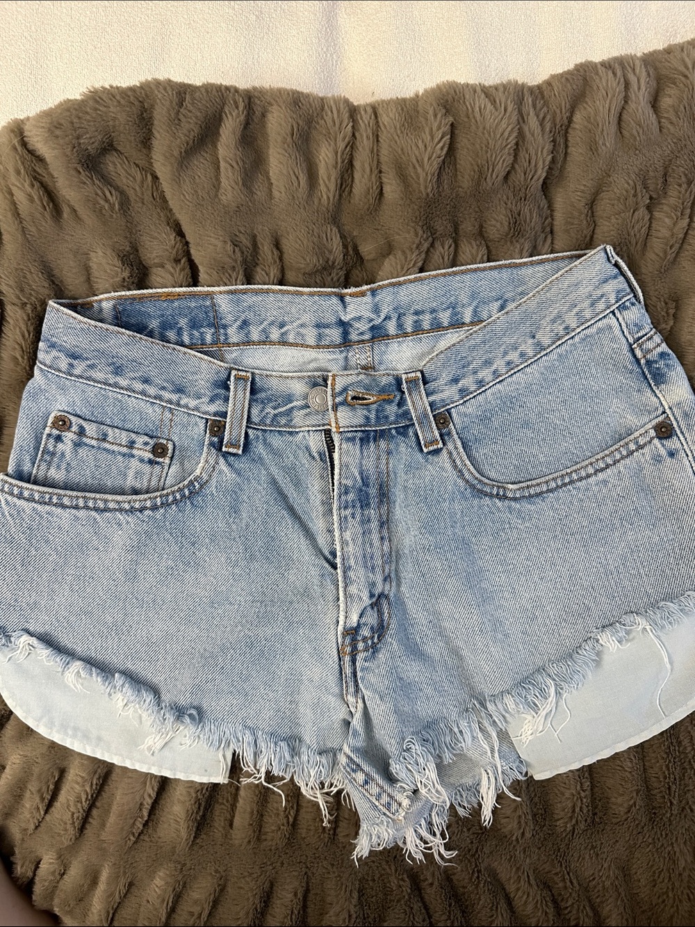 Levi’s 550s Light Blue Denim Frayed Hem Women’s Shorts